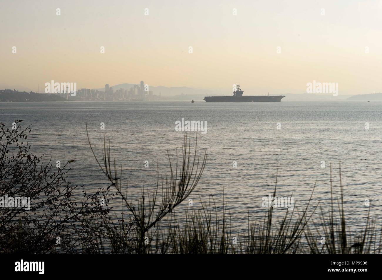 Gli Stati Uniti Nimitz Navy-class portaerei USS Nimitz il transito del Puget Sound Dicembre 10, 2017 di Bainbridge Island, Washington. (Foto di Wyatt L. Anthony via Planetpix) Foto Stock