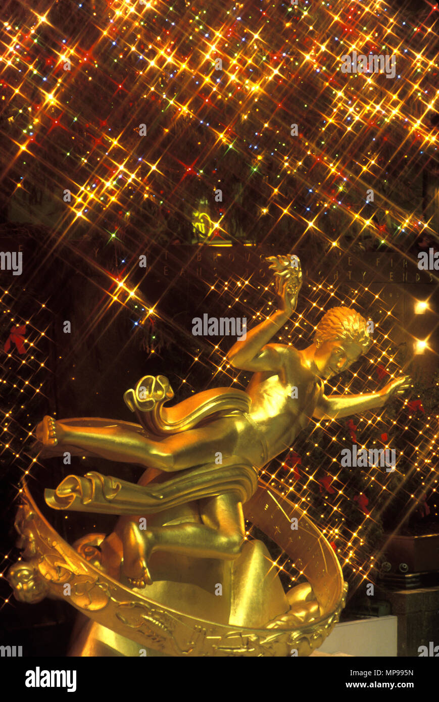 1988 Prometeo storica statua sottostante albero di Natale ROCKEFELLER CENTER MANHATTAN NEW YORK CITY USA Foto Stock