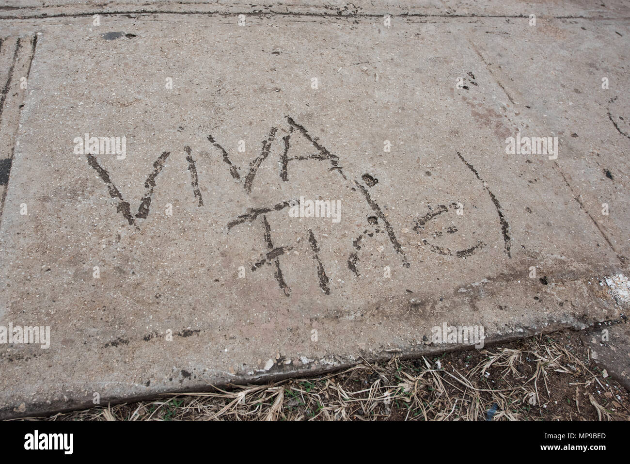 L'Avana, Cuba. 2 maggio 2018 Graffiti su un marciapiede di Havana, Cuba esprimendo il supporto di Fidel Castro - si traduce in "Evviva Fidel' . Caleb Hughes/Alamy Live News Foto Stock