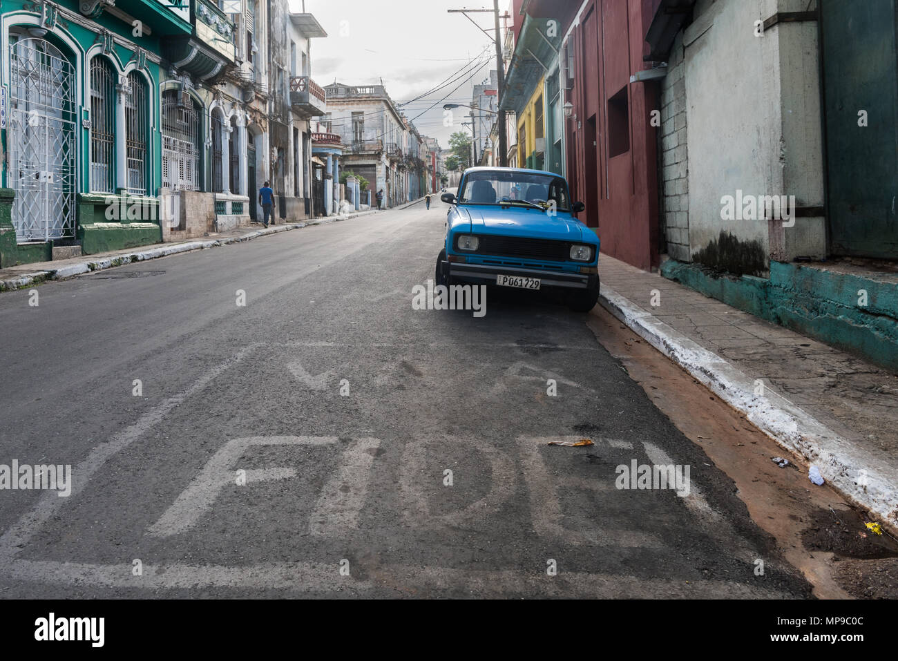 L'Avana, Cuba. 5 maggio 2018 Graffiti su una strada a l'Avana, Cuba raffigurante il supporto per l'ex presidente di Cuba e il leader della rivoluzione Fidel Castro. Dietro i graffiti è un'era sovietica automobile. Caleb Hughes/Alamy Live News Foto Stock