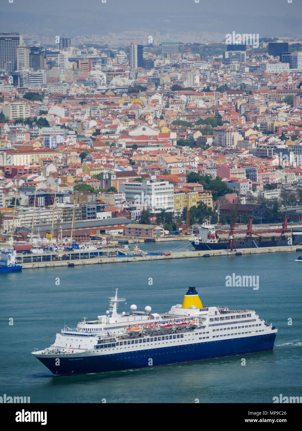 La nave di crociera vela sul fiume Tago a Lisbona, Portogallo Foto stock -  Alamy