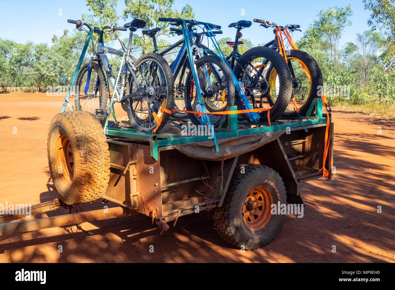 Un rimorchio caricato con grasso di biciclette e mountain bike. Foto Stock