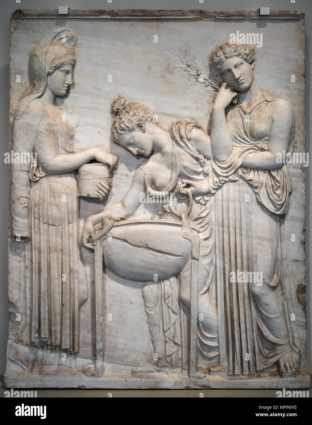 Berlino. Germania. Altes Museum. Rilievo con Medea e le figlie di Pelias, marmo, II secolo d.c. copia romana di una soffitta tre figura sollievo dal c Foto Stock