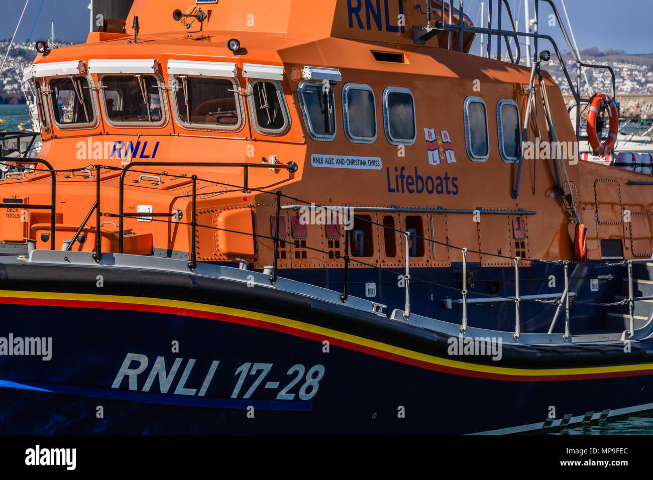 Close up RNLI Severn-class scialuppa di salvataggio 17-28 a Brixham Harbour, Torbay, Devon, marzo 2018. Foto Stock