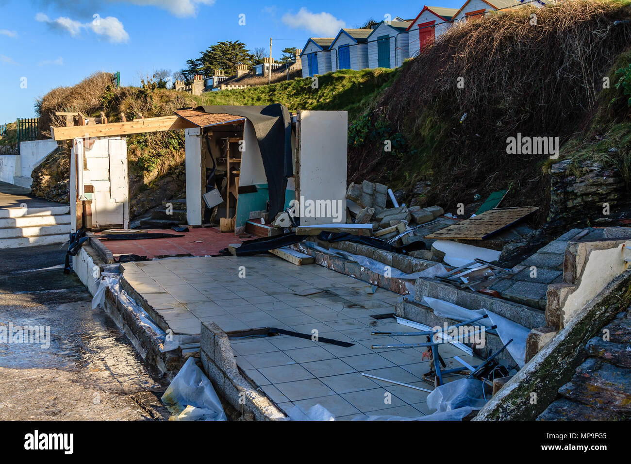 Acque costiere Edge cafe chiosco distrutto dalla Bestia da est e tempesta Emma maltempo a fine febbraio 2018. Brixham, Devon. Foto Stock
