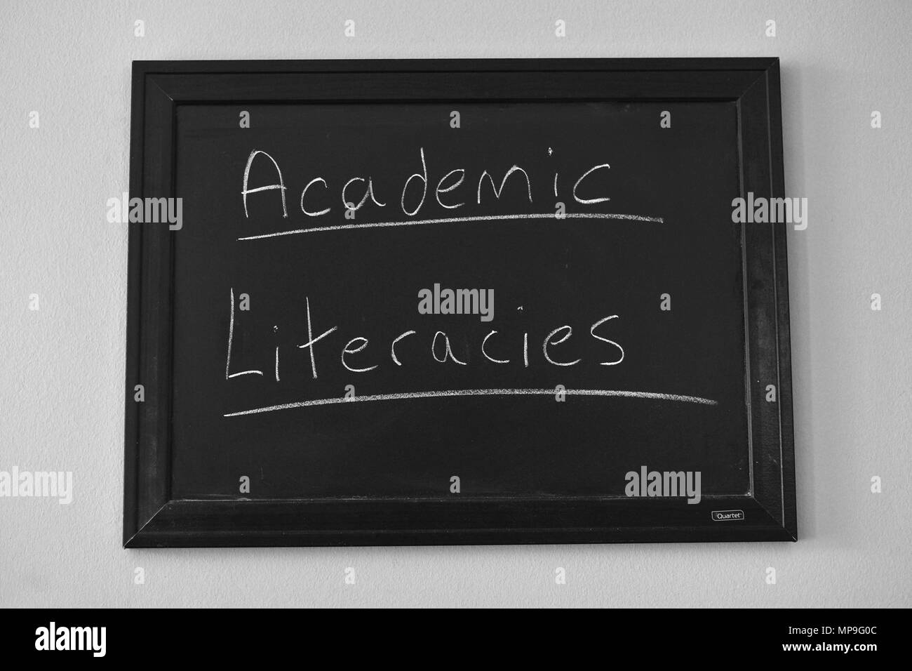 Academic Literacies scritto in bianco gesso su una parete montata Blackboard. Foto Stock