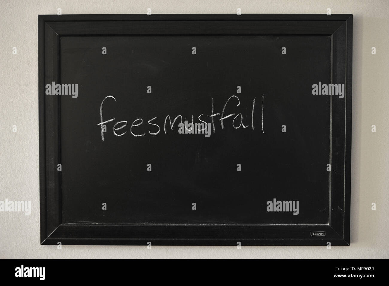 Le commissioni devono cadere scritto in bianco gesso su una parete montata Blackboard. Foto Stock
