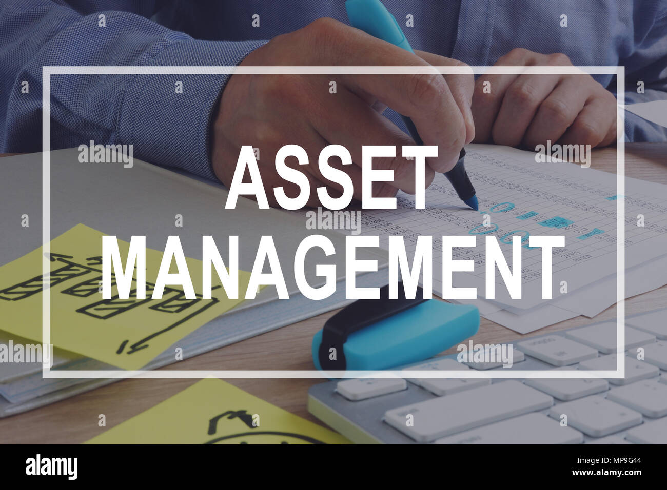 Asset management concept. Relazione finanziaria su una scrivania. Foto Stock