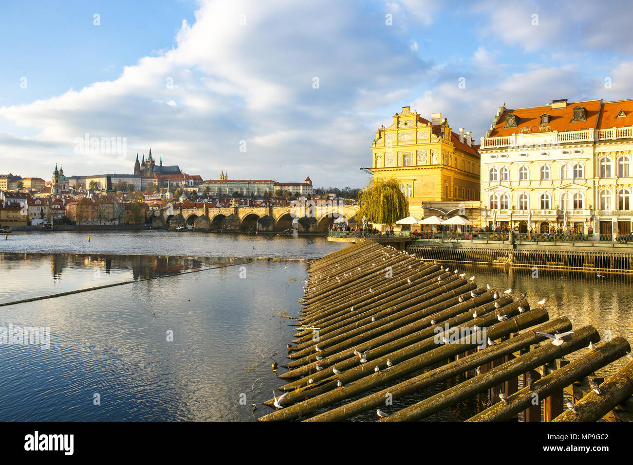 Praga con Charles ponte attraverso il fiume Vltava e il castello di Hradcany complesso. Viaggi, vacanze e visite turistiche concetto con negativo e copia dello spazio. Foto Stock