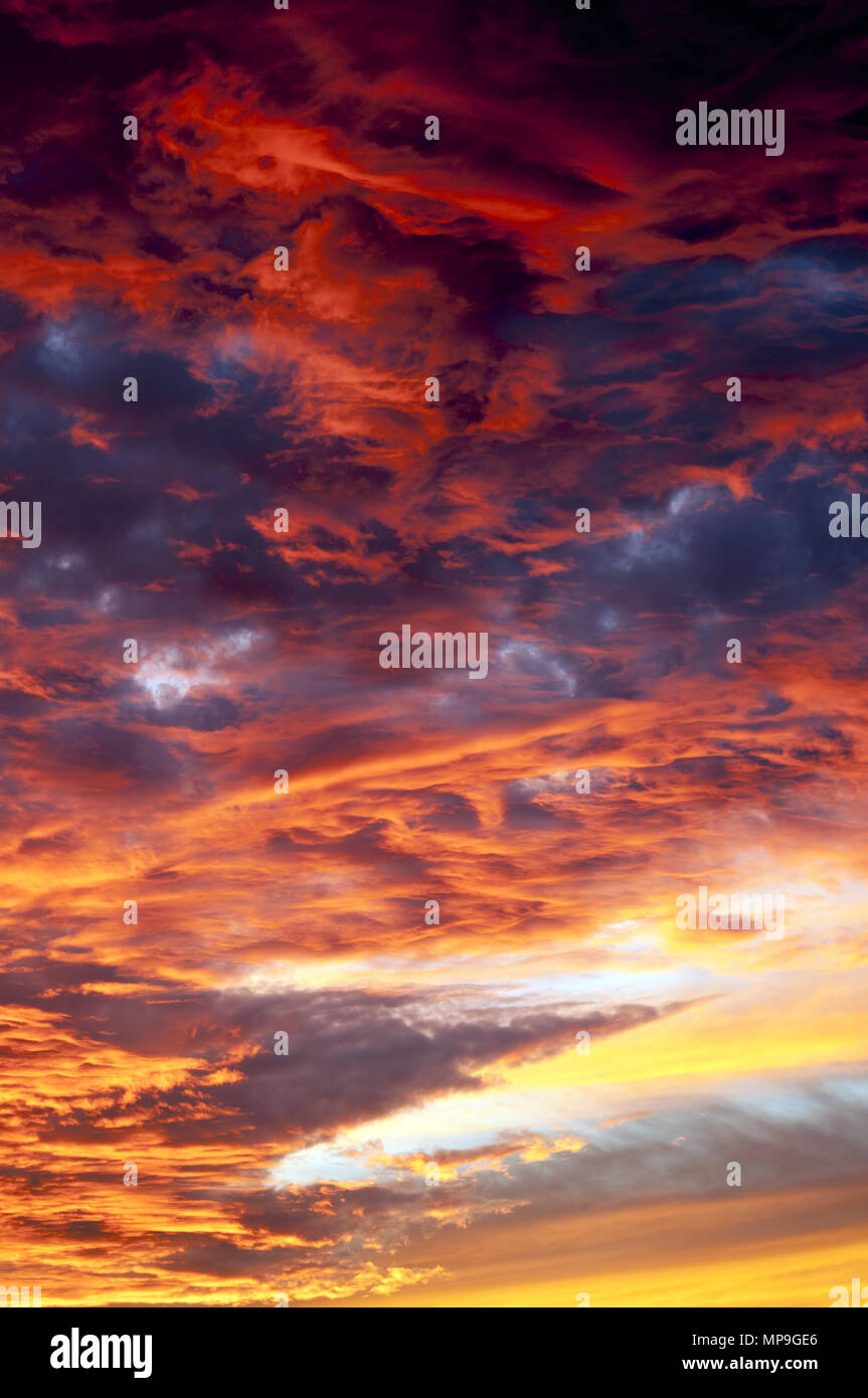Rosso cupo, cielo nuvoloso al tramonto Foto Stock