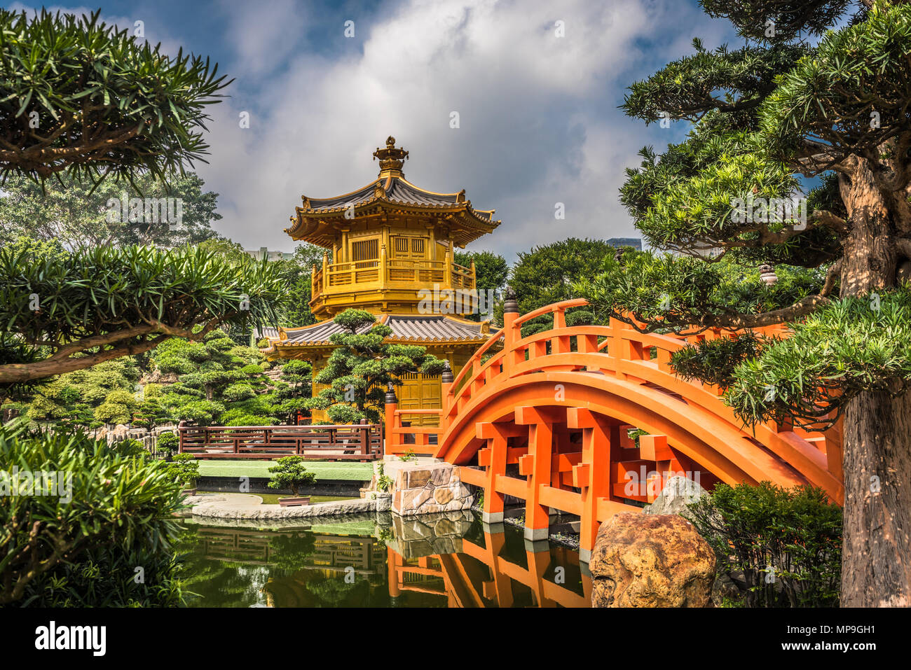 Il padiglione dorato in Giardino Nan Lian, Hong Kong. Foto Stock