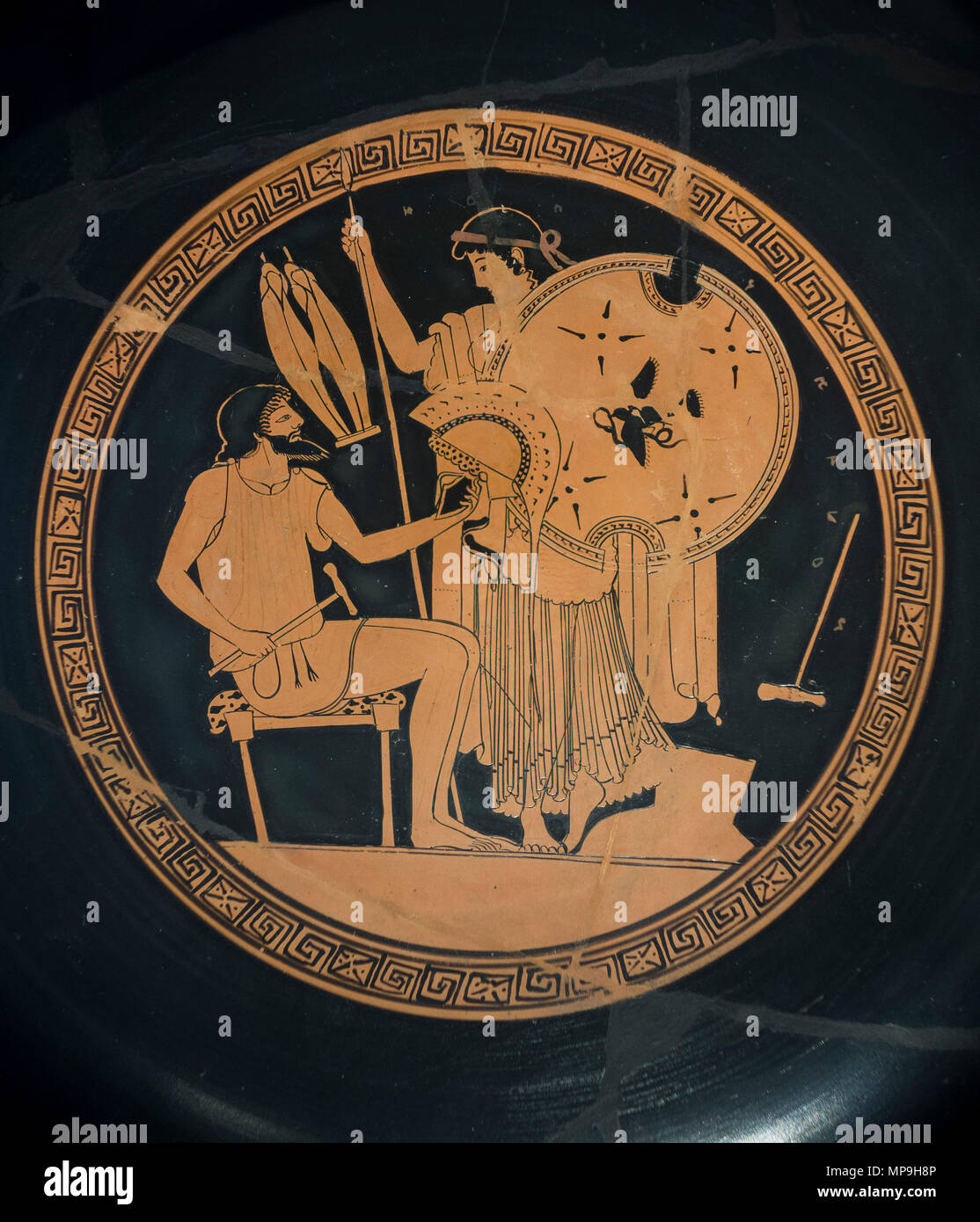 Berlino. Germania. Altes Museum. Bicchiere della fonderia pittore: Efesto dà Thetis armi per Achille. Attico a figure rosse / coppa Kylix, argilla, Foto Stock