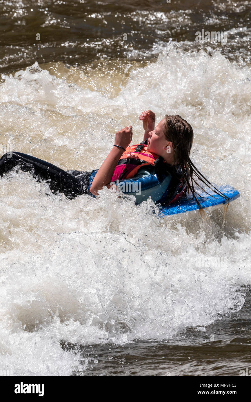 Bambini paddleboarding; Arkansas River; Salida; Colorado; USA Foto Stock