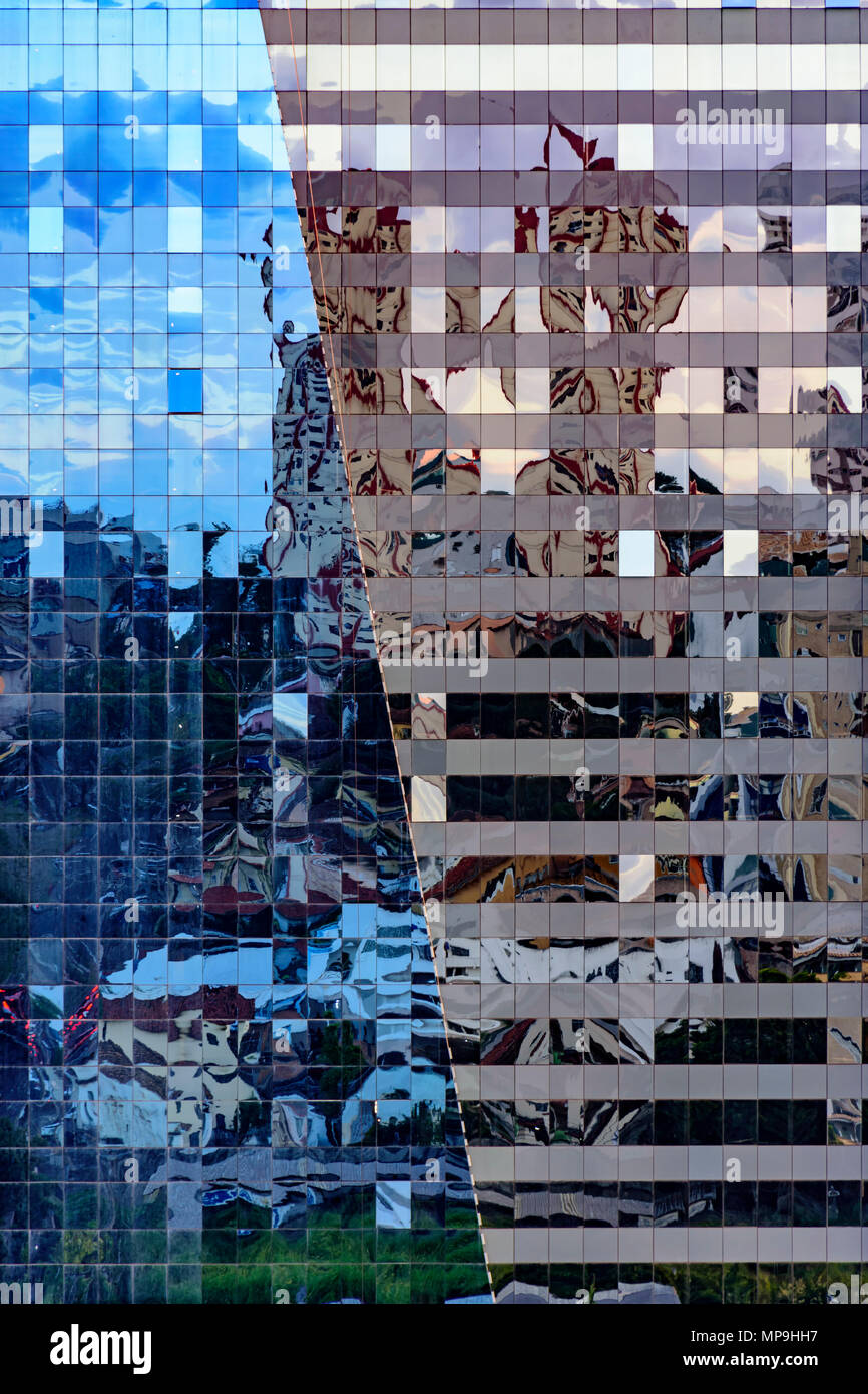 Particolare della facciata di vetro di edificio per uffici nel centro della città di Belo Horizonte nel Minas Gerais Foto Stock