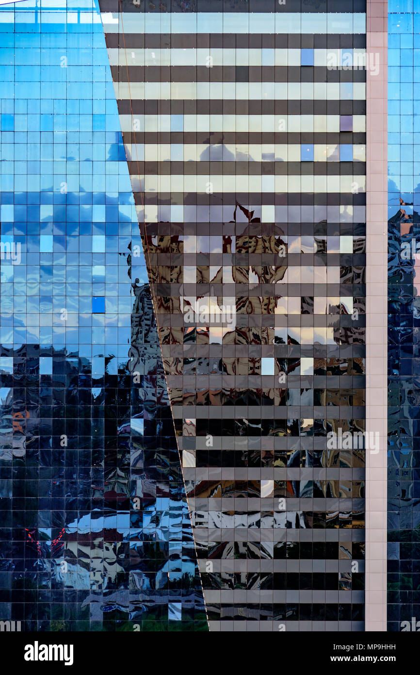 Particolare della facciata di vetro di edificio per uffici nel centro della città di Belo Horizonte nel Minas Gerais Foto Stock