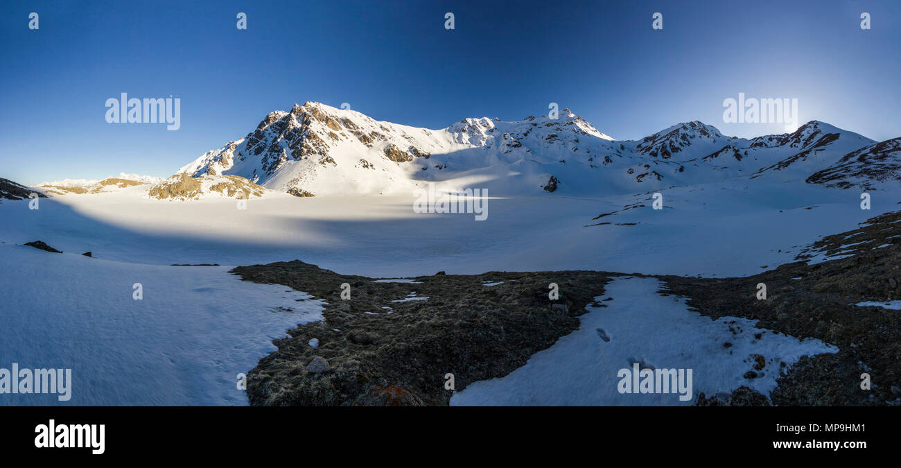 Innevate montagne del Caucaso al tramonto con il cielo blu Foto Stock