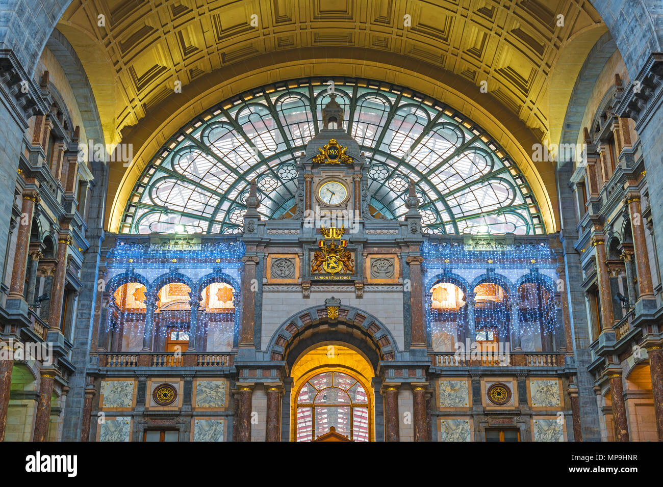 La facciata della Stazione Centrale di Antwerp con decorazioni in oro e neo-classico, Anversa, Belgio. Foto Stock