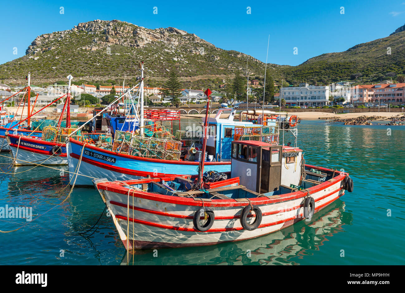Barche da pesca nel porto di Kalk Bay con la Table Mountain Range sullo sfondo vicino a Città del Capo, Provincia del Capo Occidentale, Sud Africa. Foto Stock