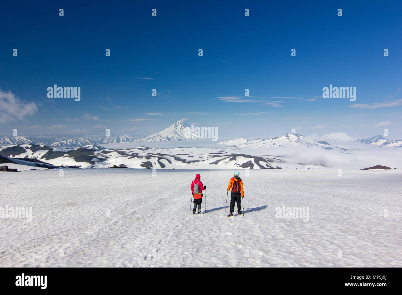 Due uomini su un campo nevoso in kamchatka le montagne vicino al coperto di neve vulcani Foto Stock