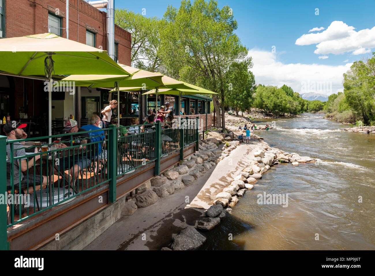 Visitatori cenare presso il Boathouse Cantina; affacciato sul fiume Arkansas; Salida; Colorado; USA Foto Stock