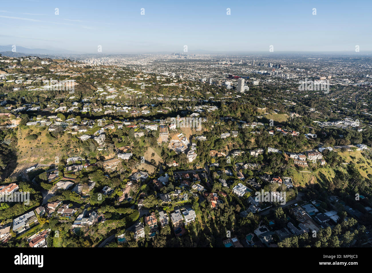 Vista aerea della collina e canyon case al di sopra di Beverly Hills e West Hollywood a Los Angeles in California. Foto Stock