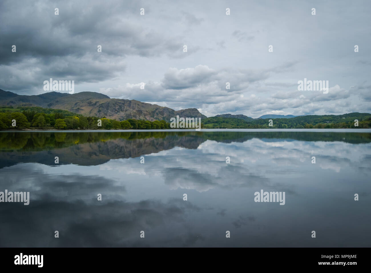 Nuvole che riflette attraverso Coniston Water nel Parco Nazionale del Distretto dei Laghi, Cumbria, Regno Unito Foto Stock