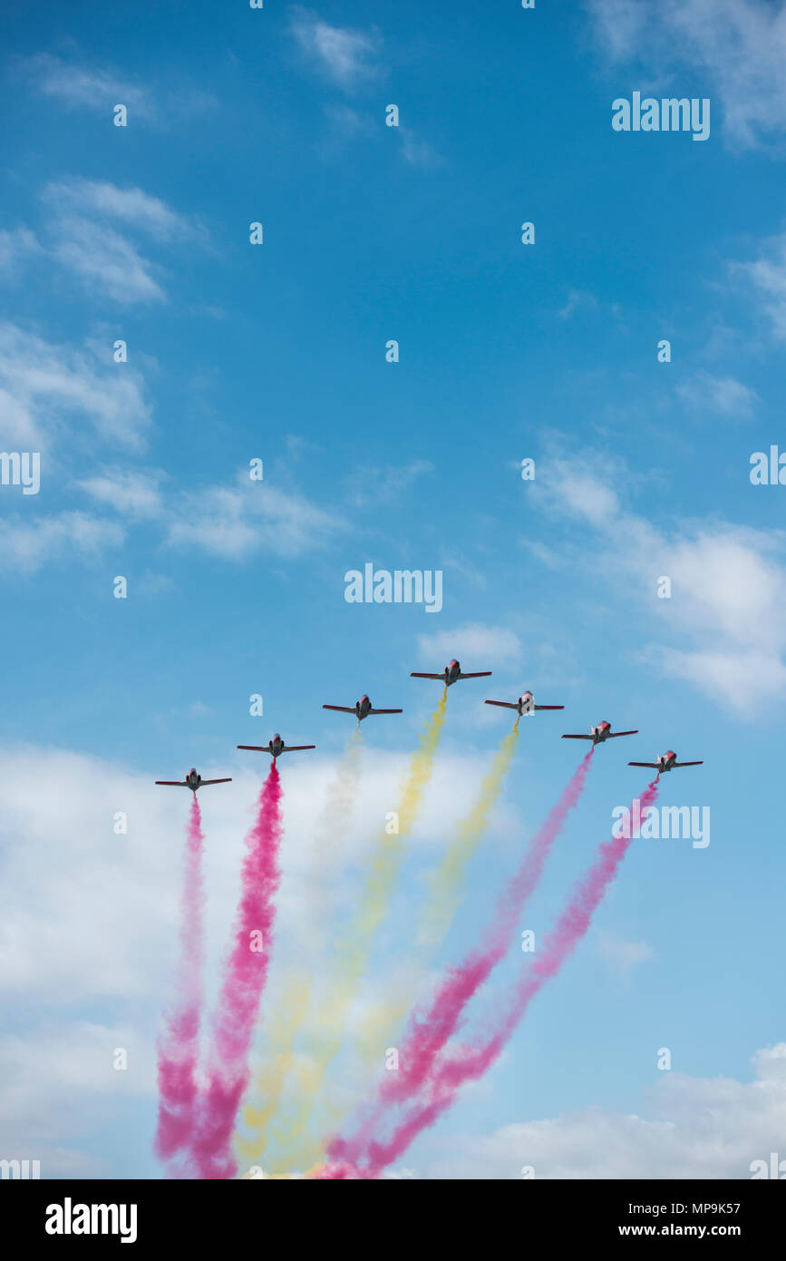 Jet militari di eseguire un colorato display flypast Foto Stock
