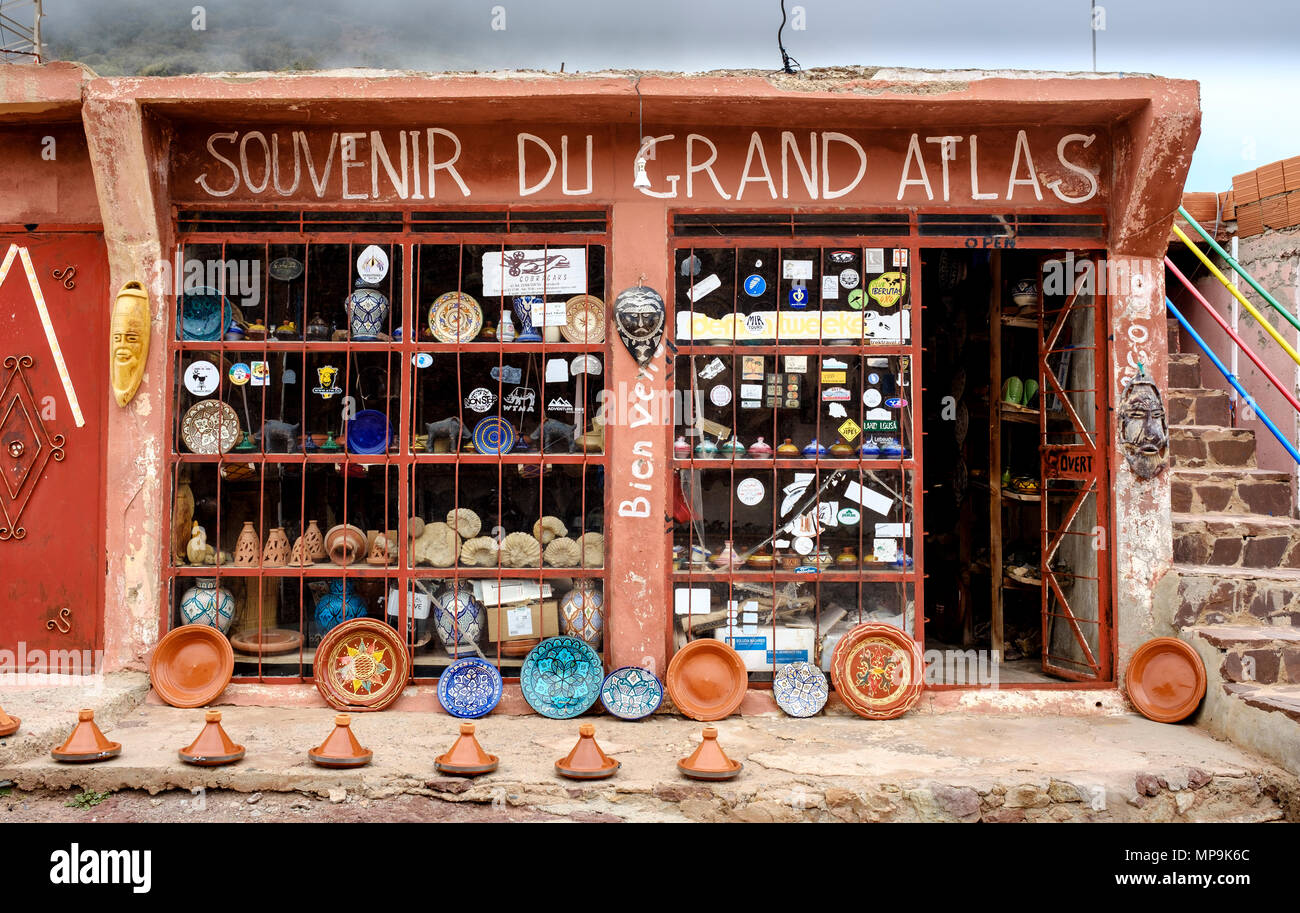 Negozio di souvenir al Tizi N Test - altitudine 2.100 metri in Alto Atlante, Marocco, Africa del Nord Foto Stock
