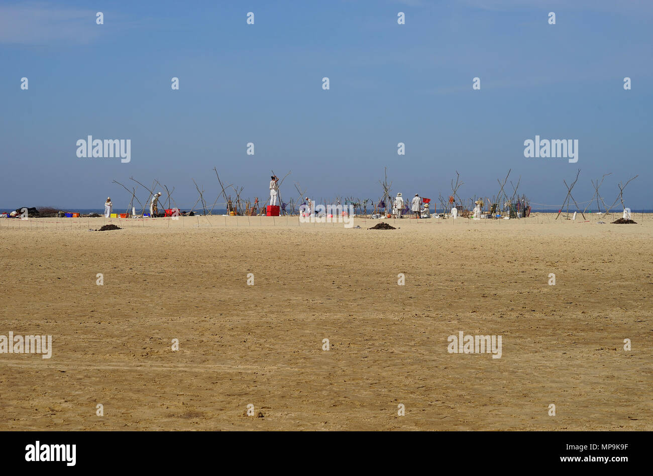Viandante installazione d arte in costruzione di pozzi beach Foto Stock
