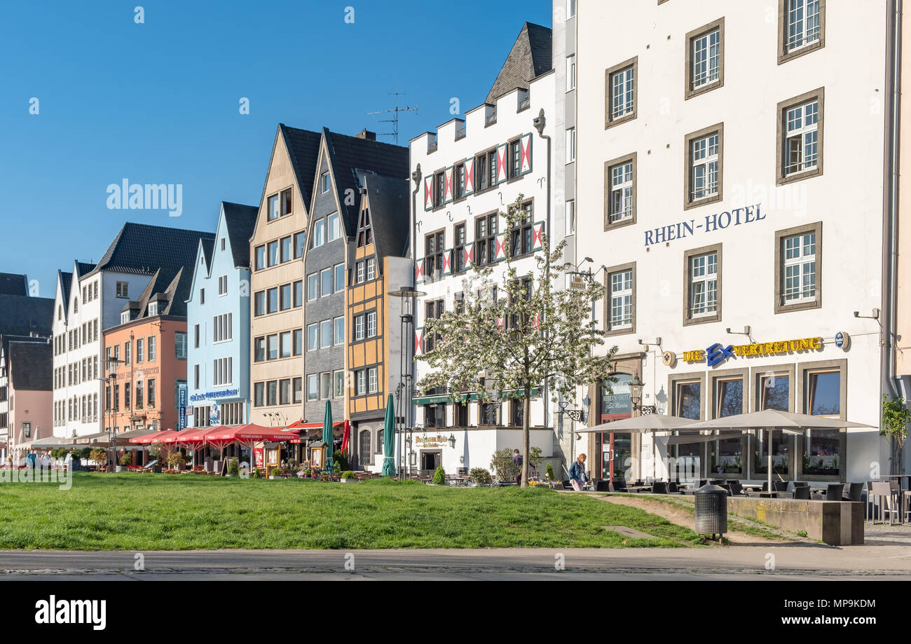 Colorata area turistica della città vecchia di Colonia con alberghi, ristoranti e bar frequentati dai turisti. Foto Stock