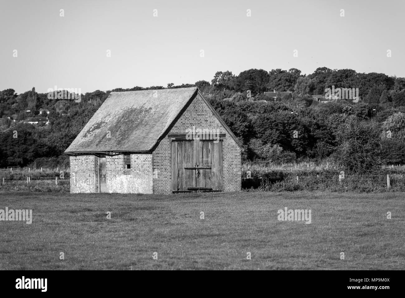 Un vecchio fienile in mattoni in un campo famers a Arundel in West Sussex, Regno Unito. Foto Stock