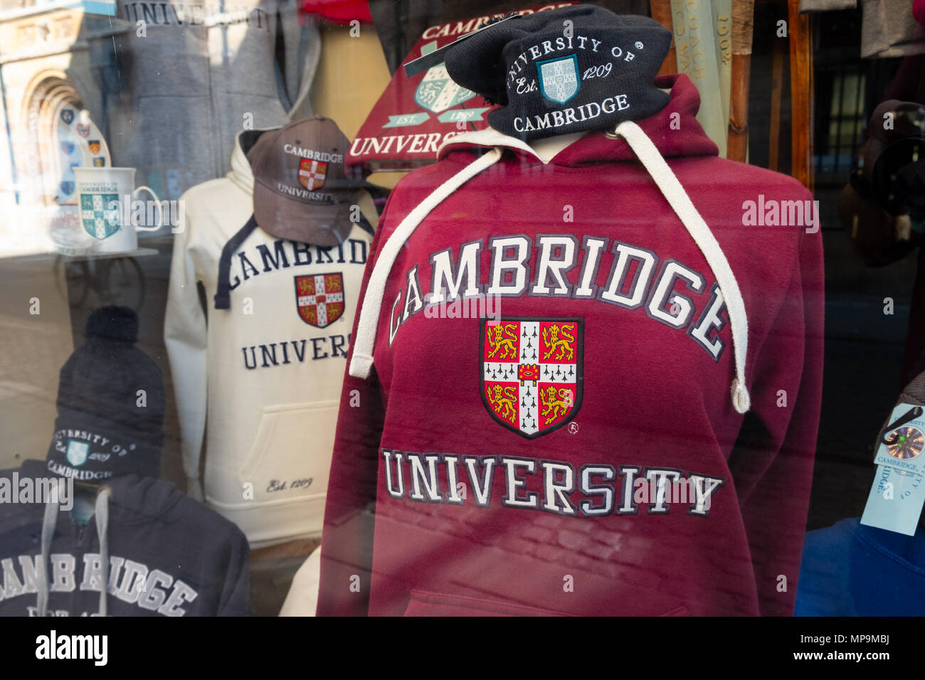 Souvenir Università di Cambridge abbigliamento in una vetrina a Cambridge nel Regno Unito. Foto Stock