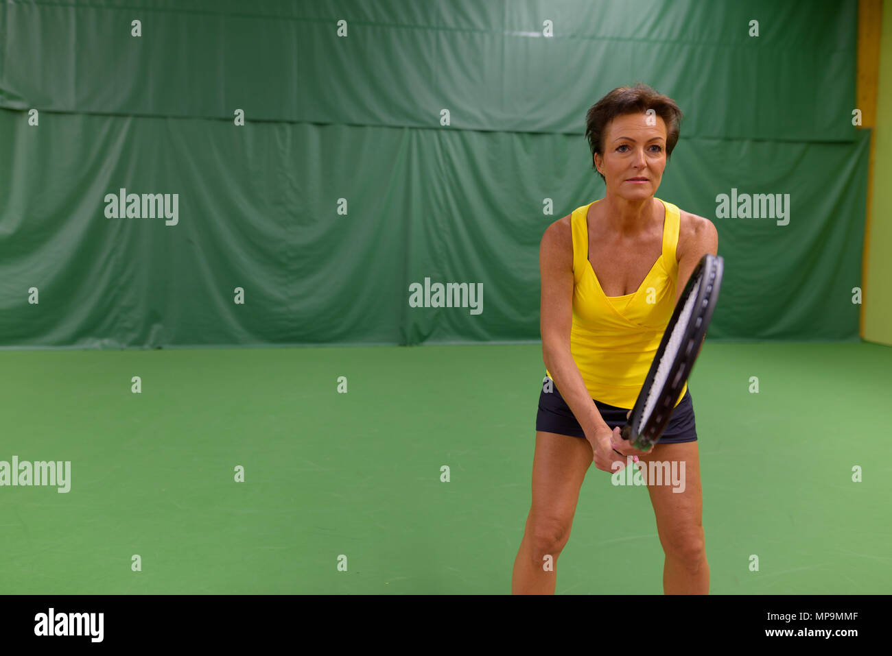 Coppia bella donna a giocare a tennis corte interna Foto Stock