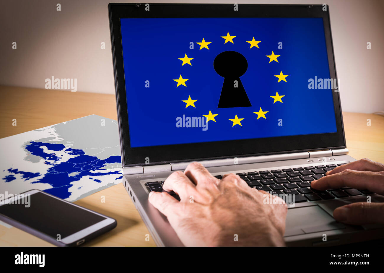 Computer portatile con bandiera Ue e toppa sullo schermo, che simboleggiano i generali dell Unione europea in materia di protezione dei dati o di regolamento il PILR. Progettato per armonizzare le leggi sulla privacy dei dati acro Foto Stock