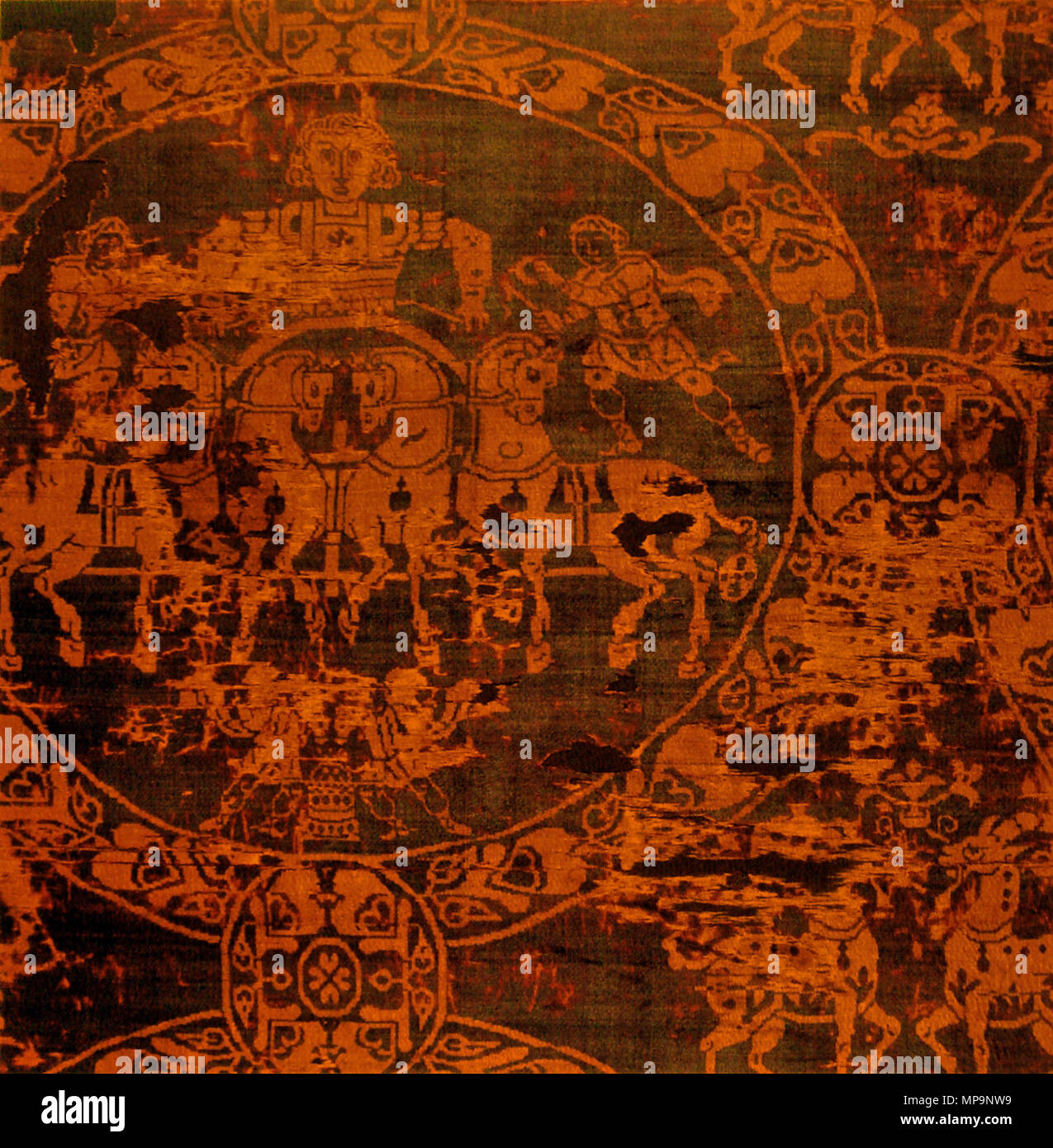 . Inglese: la Sindone di Carlo Magno, un cremisi policromi e tinte seta con un disegno che mostra una quadriga, bizantino, VIII o IX secolo. Parigi, Musée national du Moyen Âge. Questa sezione è stata tagliata nel 1850 dalla Sindone nella Cattedrale di Aachen Tesoro, in cui una sezione di circa le stesse dimensioni rimane. Français : Quadrige, Samit façonné, soies polychromes , IXe siècle, Parigi, Musée national du Moyen Âge . Inizio del IX secolo. Anonimo artista bizantino del IX secolo 1116 Sindone di Carlo Magno fabbricati in Costantinopoli 814 Foto Stock