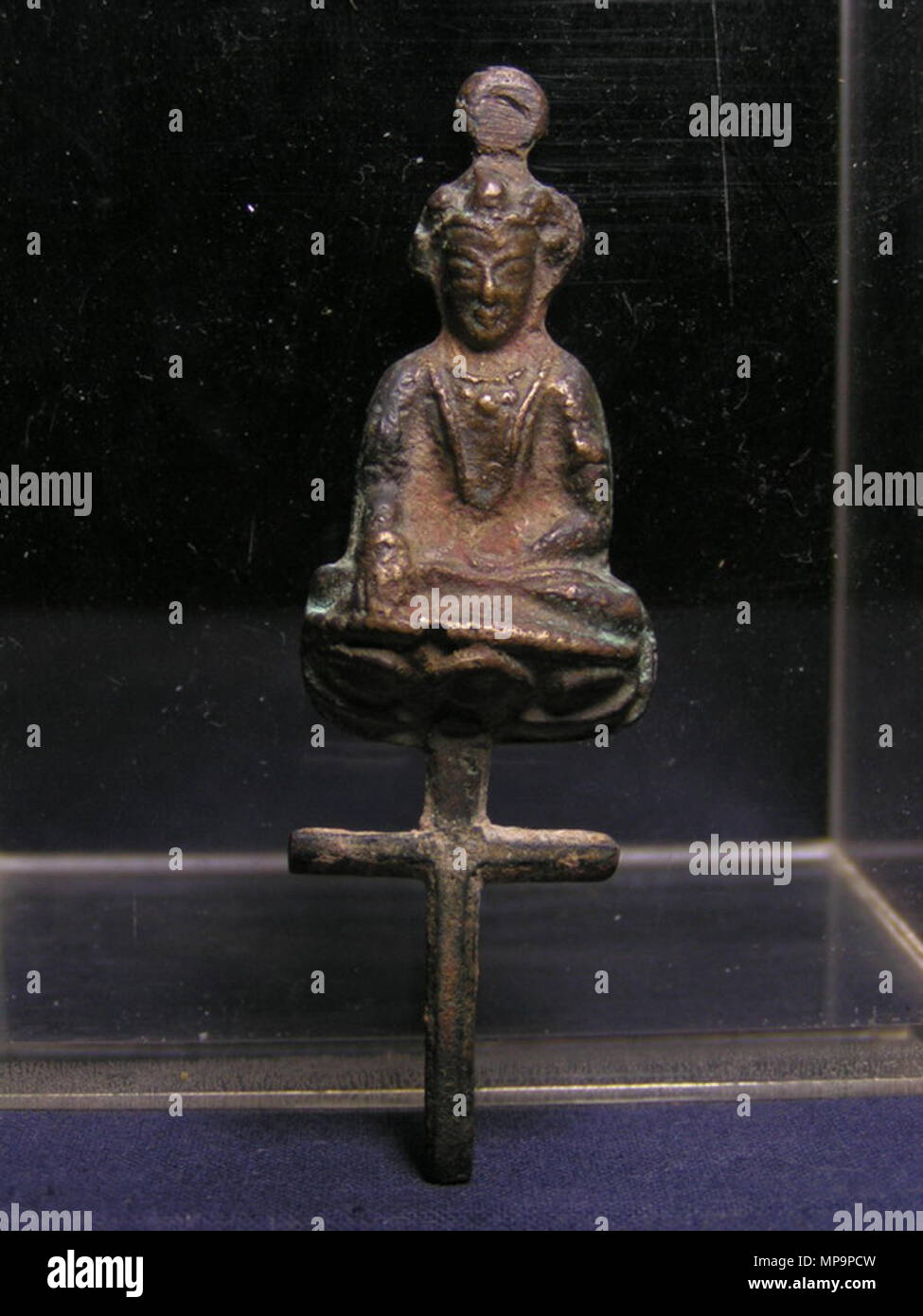 MINOLTA FOTOCAMERE DIGITALI . Inglese: Cristiana Nestoriana reliquia dalla Cina imperiale, un bodhisattva-come figurina seduto su una croce, probabilmente Yüen dinastia (1271-1368). Probabilmente Yüen dinastia. Anonimo 922 Cristiana Nestoriana statuetta Foto Stock