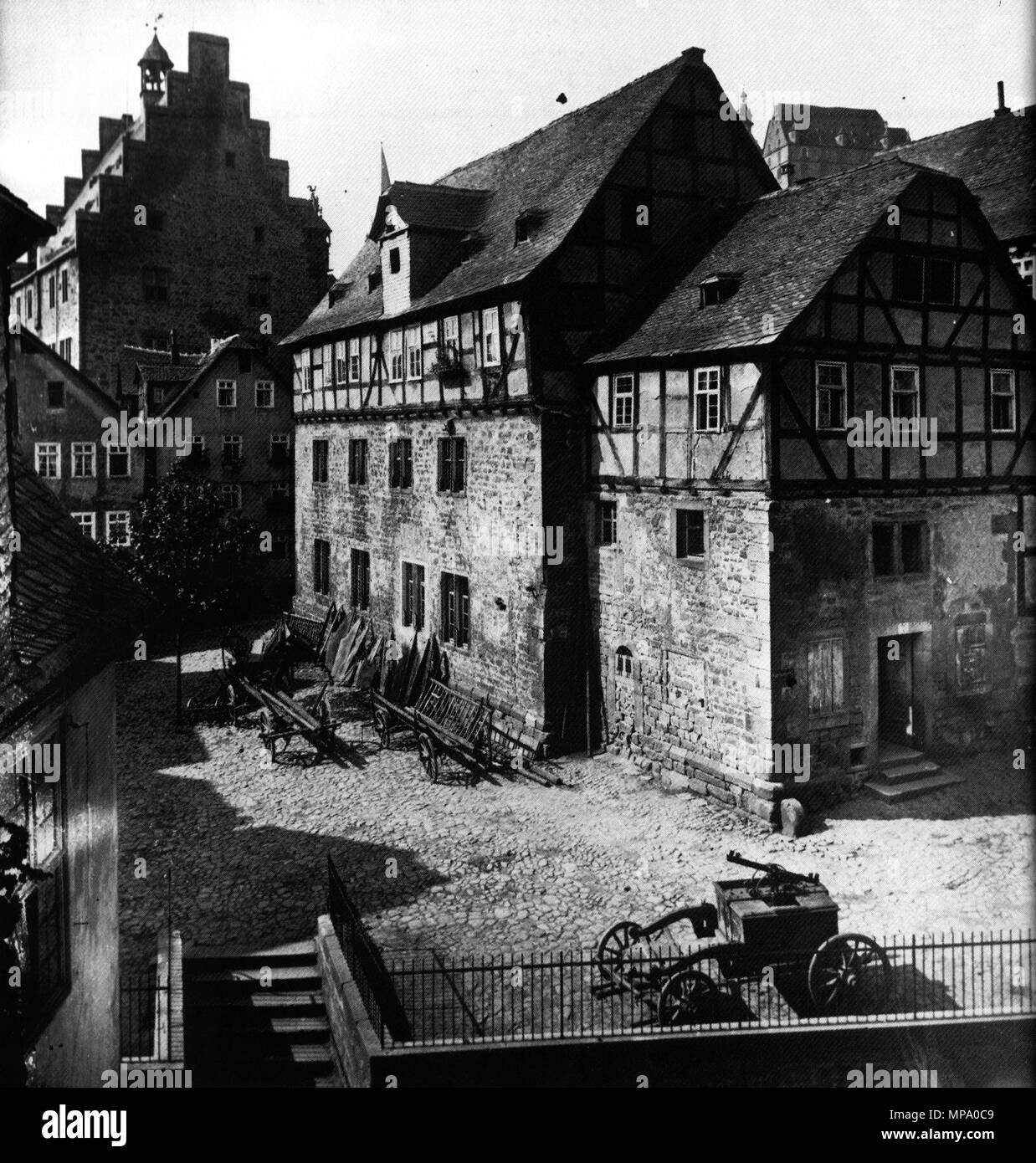 . Schuhmarkt e Kilian. Fotografo: Ludwig Bickell. prima del 1877. Ludwig Bickell (1838-1901) nomi alternativi Ludwig Theodor Alexander Bickell Descrizione giurista tedesco, fotografo e monumento restauratore Data di nascita e morte 13 Settembre 1838 20 ottobre 1901 Luogo di nascita e morte Marburg Marburg periodo di lavoro circa dal 1867 fino al 1901 sede di lavoro Hesse competente controllo : Q1874222 VIAF: 54893024 LCCN: N85177626 GND: 11616199X SUDOC: 121683036 WorldCat 853 Marburg Kilian pre-1877 Foto Stock