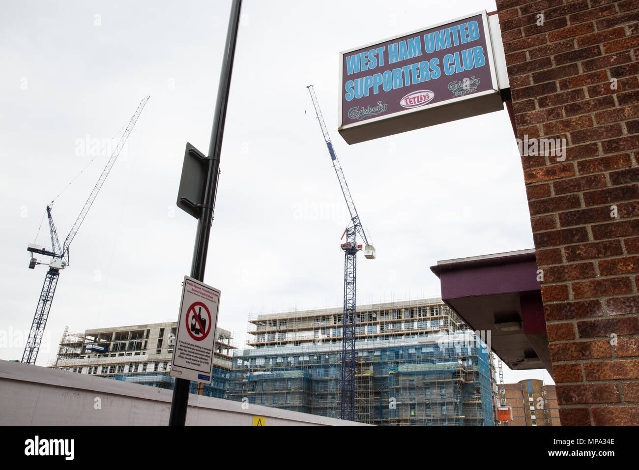 Londra, Regno Unito. 11 Maggio, 2018. Costruzione di Upton giardini accanto allo sviluppo per i martelli Social Club sul sito del West Ham United dell ex bolo Foto Stock