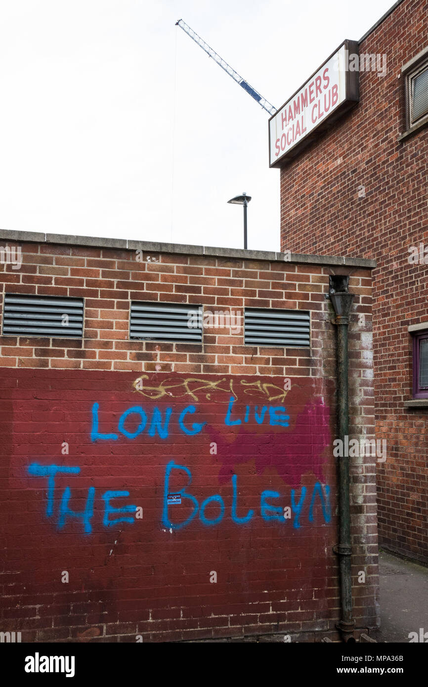 Londra, Regno Unito. 11 Maggio, 2018. Graffiti a fianco dei martelli Social Club sono adiacenti al sito del West Ham United dell ex Boleyn Ground di Upton Park, w Foto Stock