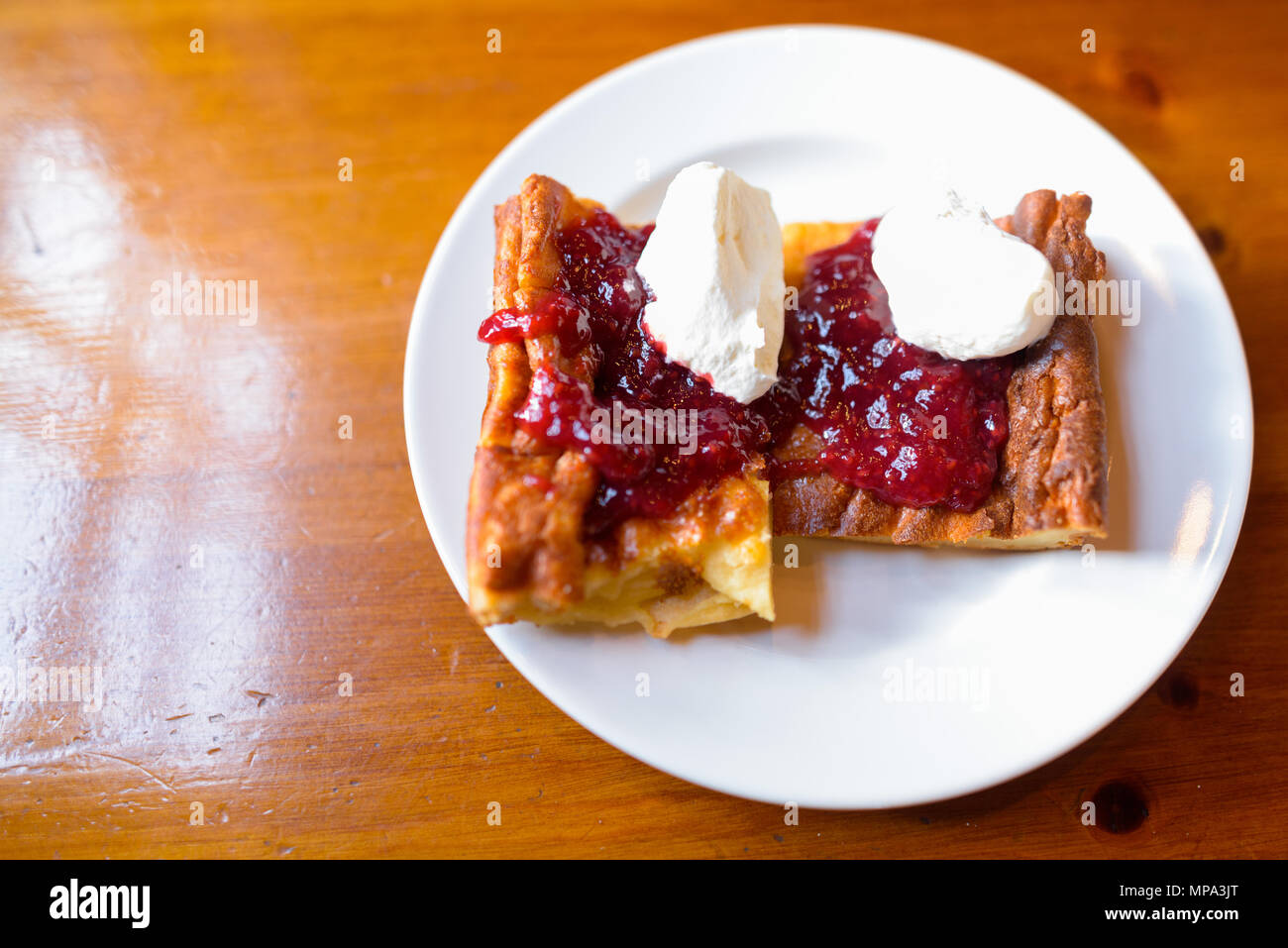 Frittelle finlandese serviti al tavolo Foto Stock