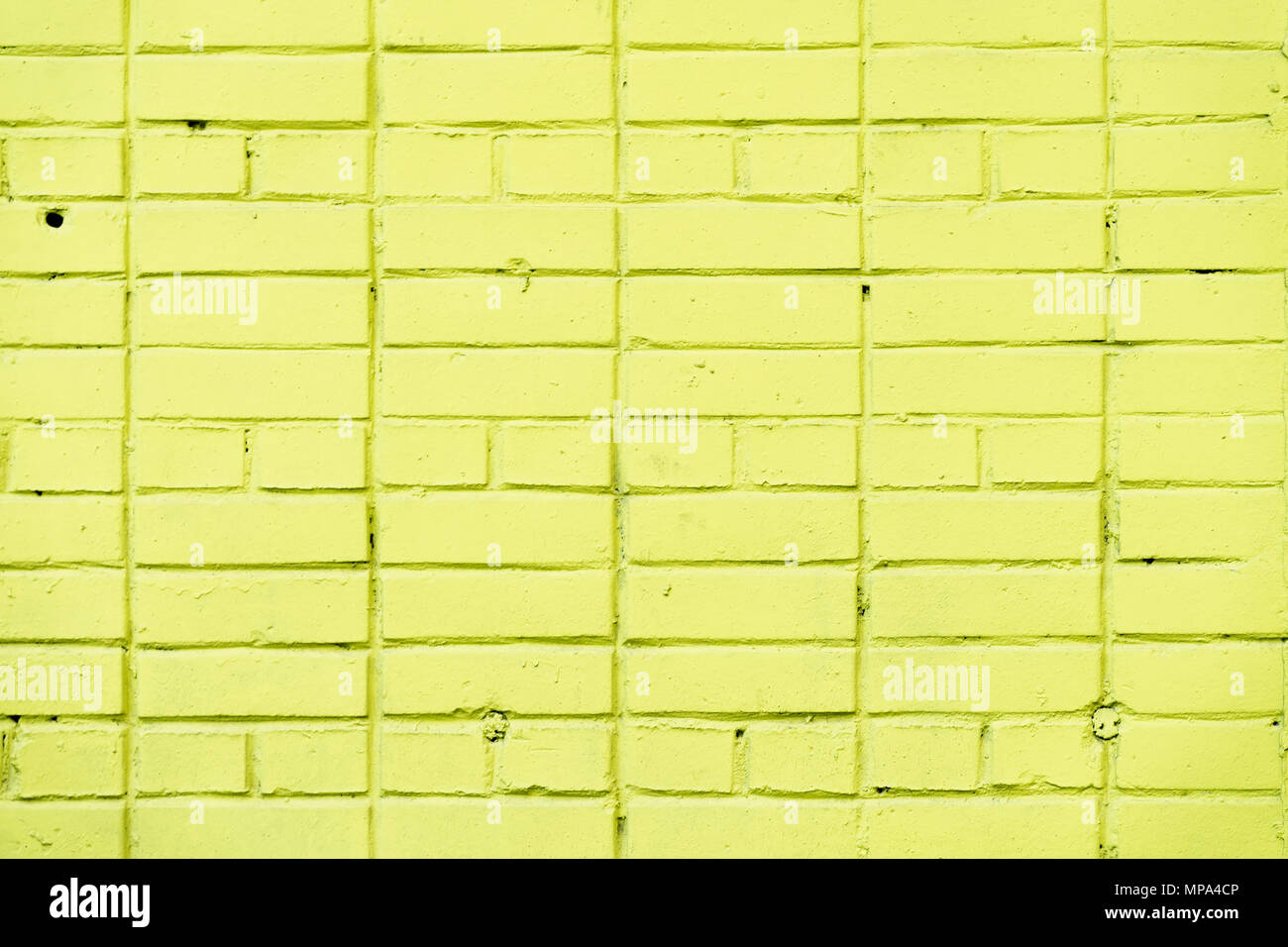 Dipinto di giallo e parete di mattoni texture, background urbano, lo spazio per il testo. Texture orizzontale. Luce astratta cornice, pattern, sfondi banner design, luogo per il testo Foto Stock