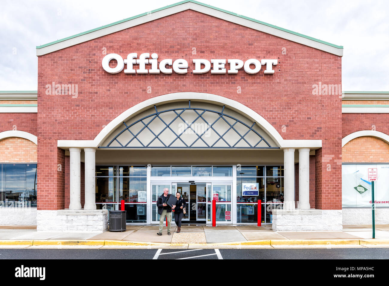 Sterling, Stati Uniti d'America - Aprile 4, 2018: Office Depot Store in Fairfax County, Virginia shop ingresso esterno con segno, logo, porte , giovane a piedi Foto Stock