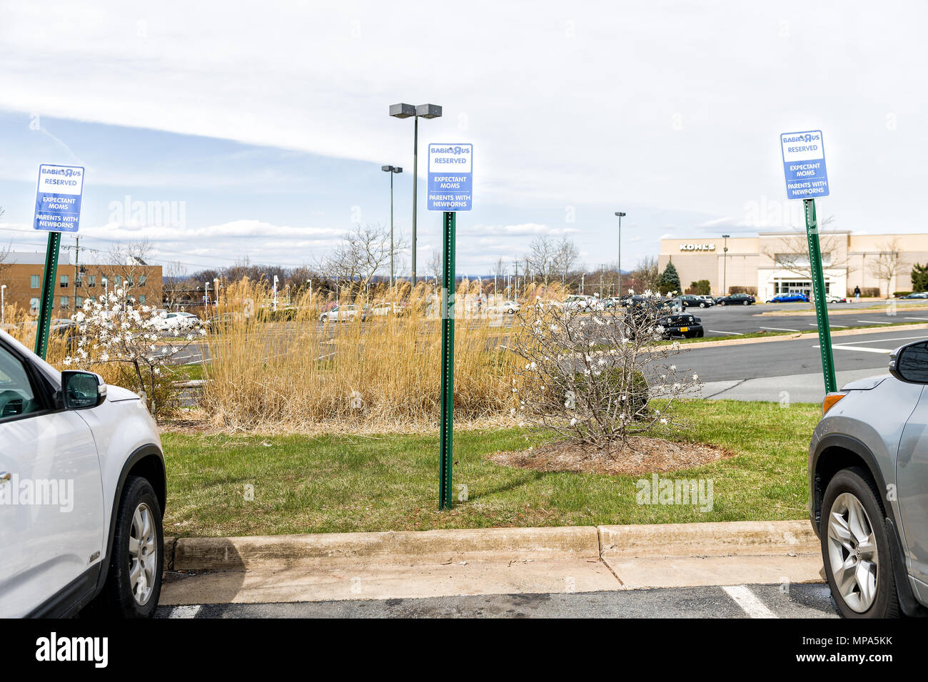 Sterling, Stati Uniti d'America - Aprile 4, 2018: Babies R US store in Fairfax County, Virginia per bambini negozio parcheggio spazio riservato segno, logo Foto Stock