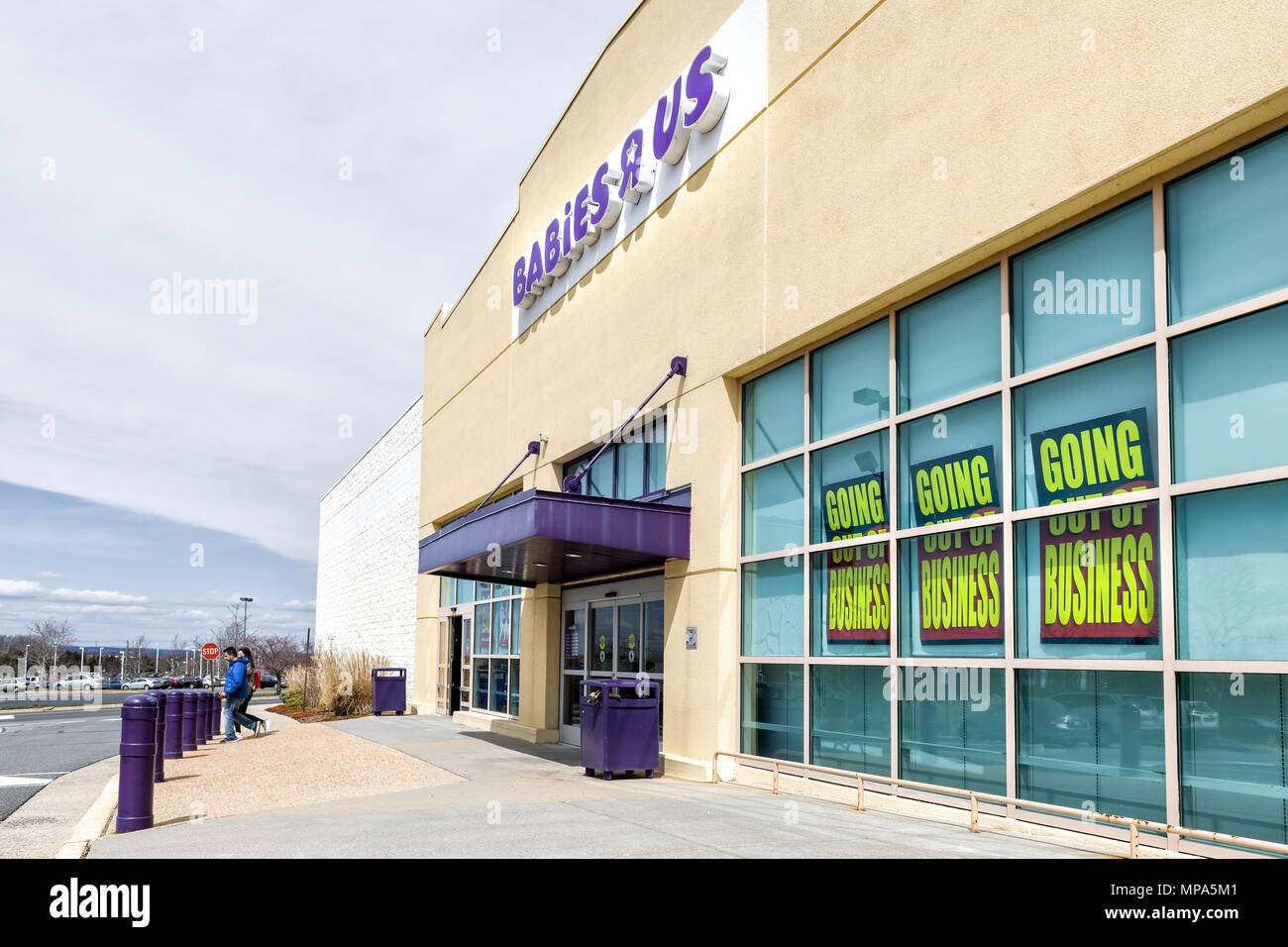 Sterling, Stati Uniti d'America - Aprile 4, 2018: Babies R US store in Fairfax County, Virginia per bambini shop ingresso esterno con segno, logo, porte, chiusura in corso Foto Stock