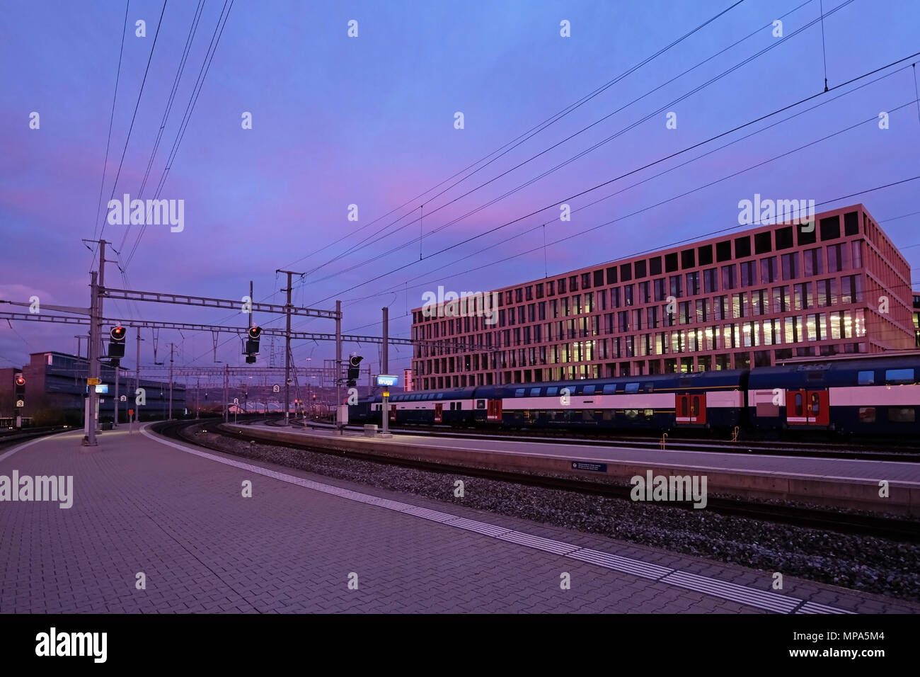 Treno stazione ferroviaria di Brugg con moderne università di scienze  applicate, Brugg-Windisch in background Foto stock - Alamy