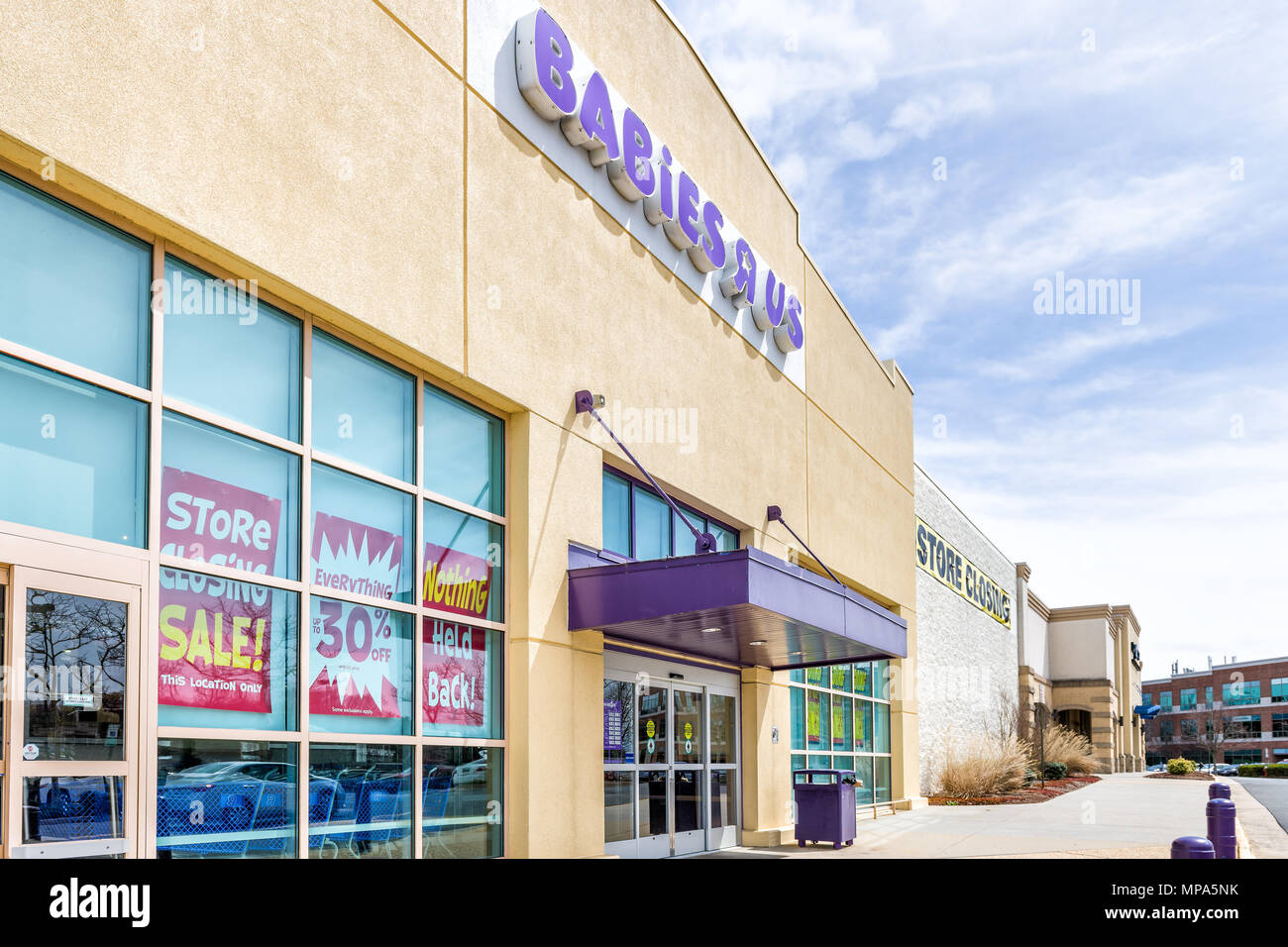 Sterling, Stati Uniti d'America - Aprile 4, 2018: Babies R US store in Fairfax County, Virginia per bambini shop ingresso esterno con segno, logo, porte, chiusura in corso Foto Stock
