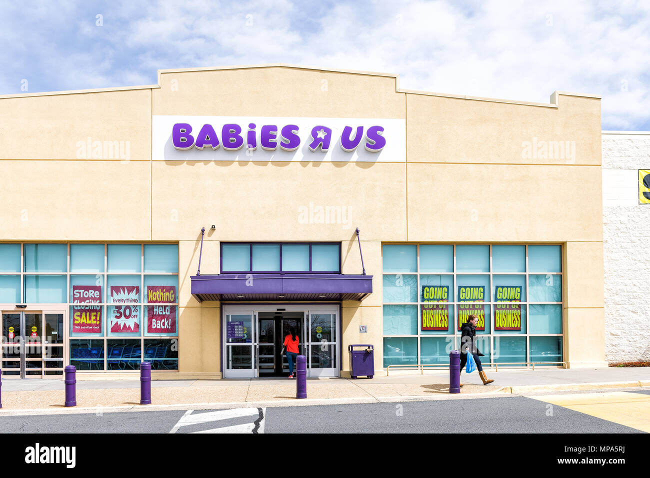 Sterling, Stati Uniti d'America - Aprile 4, 2018: Babies R US store in Fairfax County, Virginia per bambini shop ingresso esterno con segno, logo, porte, chiusura in corso Foto Stock
