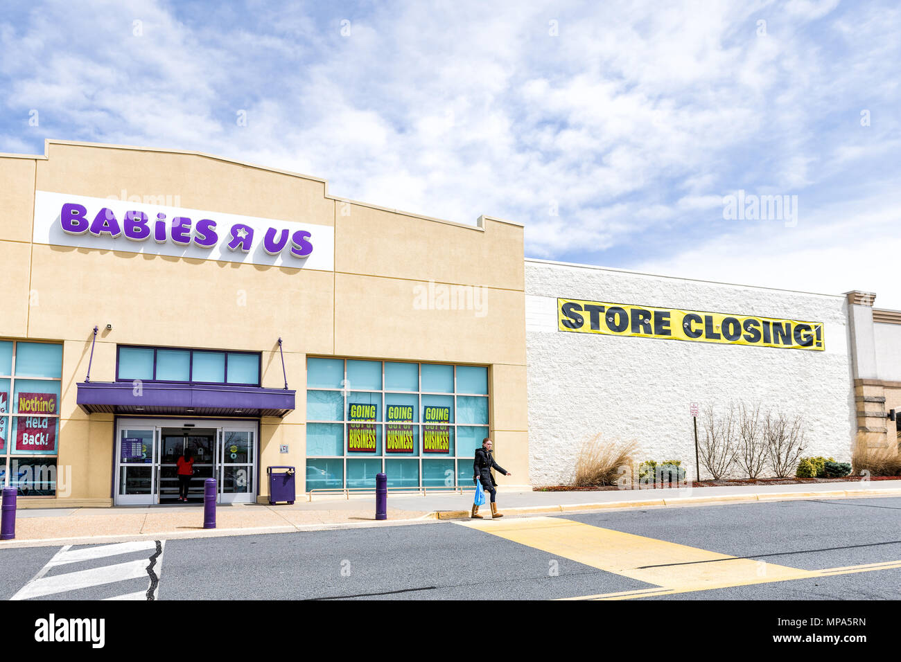 Sterling, Stati Uniti d'America - Aprile 4, 2018: Babies R US store in Fairfax County, Virginia per bambini shop ingresso esterno con segno, logo, porte, chiusura in corso Foto Stock