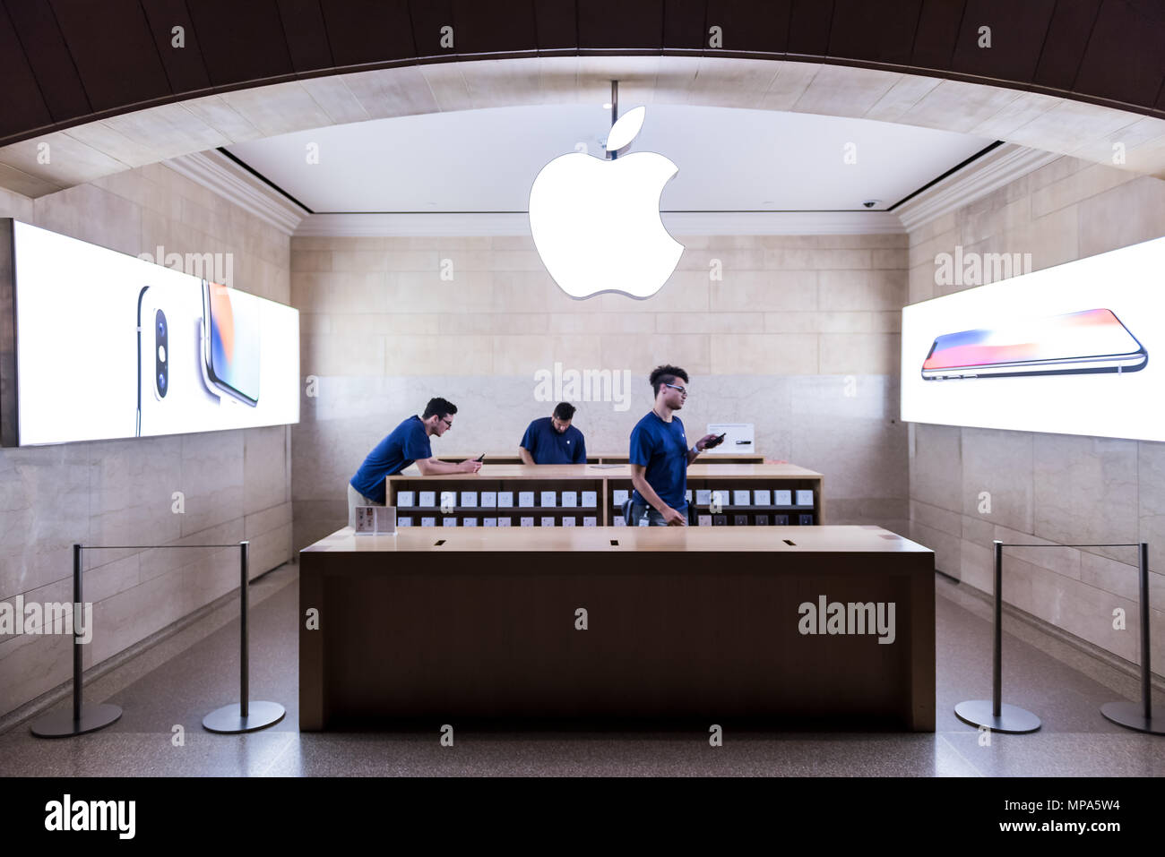 La città di New York, Stati Uniti d'America - 29 Ottobre 2017: Grand Central Station Mac Apple Store iPhone servizio di telefono in NYC hall principale, trasporto Concourse, il log di accesso Foto Stock