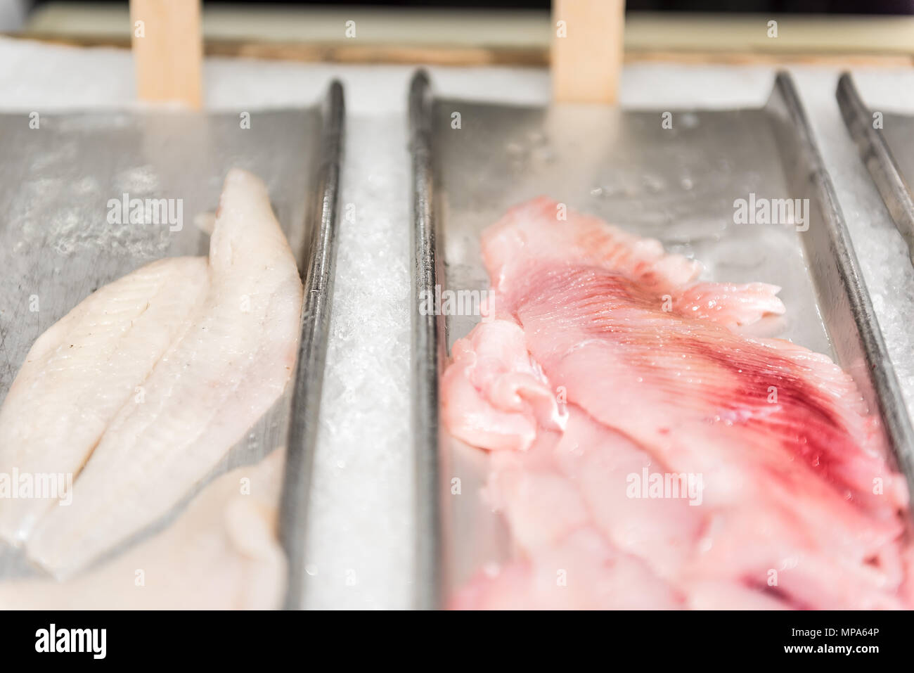 Primo piano di molti sogliola fresca i filetti di pesce carne rosa scale raw pelle a base di frutti di mare market shop visualizzare il vassoio Foto Stock